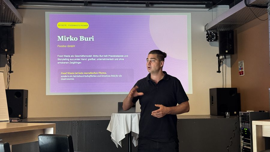 Mirko Buri hält die Keynote am Launch Event